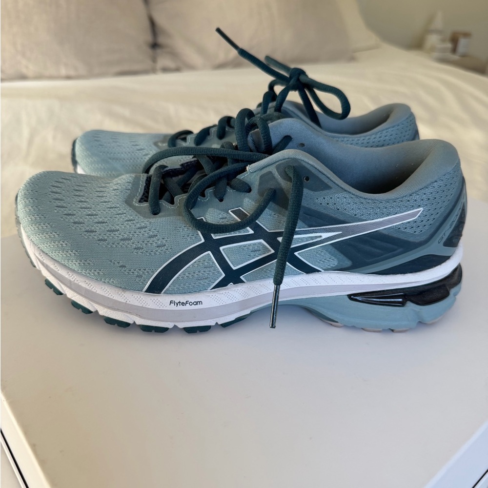 ASICS Like New Women's Teal and White Athletic Sneakers